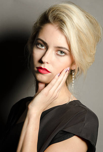 istock Stylish Elegant Young Woman 184095510