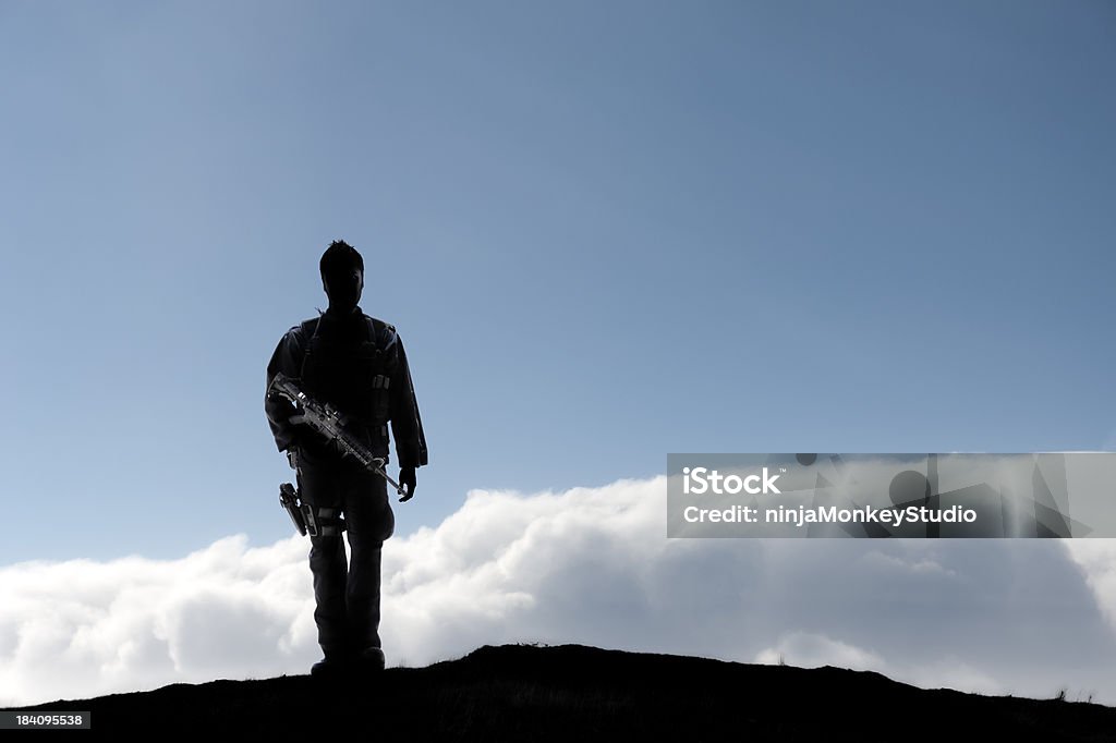 Soldato in montagna - Foto stock royalty-free di Personale militare