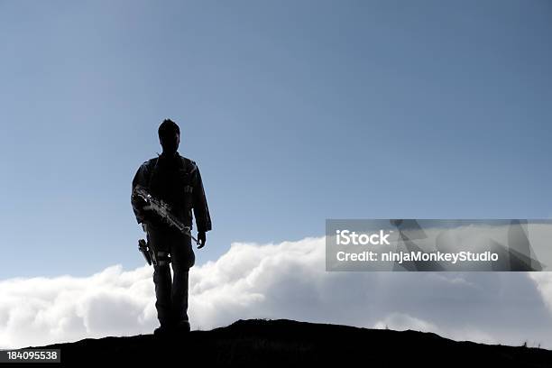 Soldato In Montagna - Fotografie stock e altre immagini di Personale militare - Personale militare, Sagoma - Controluce, Adulto