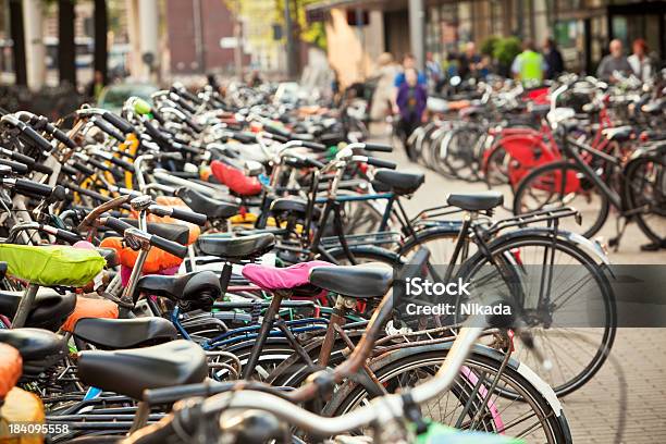 Foto de Bicicletas e mais fotos de stock de Amsterdã - Amsterdã, Antigo, Assento de veículo