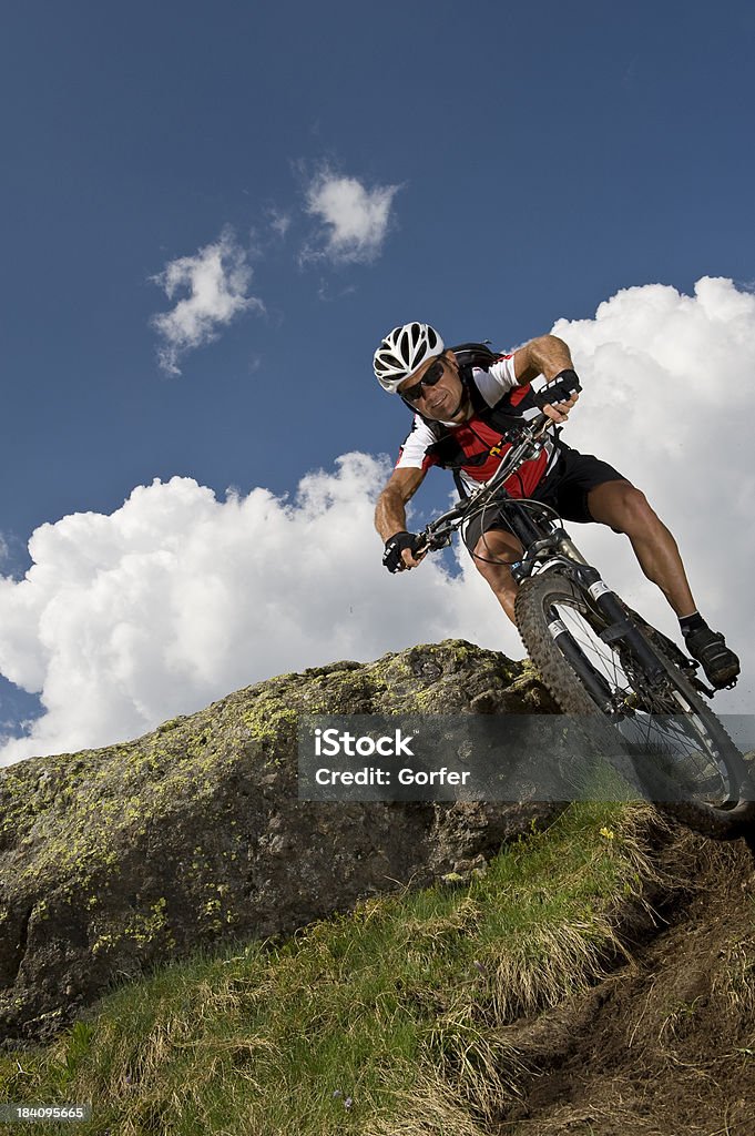 Ciclista di mountain bike downhill in azione - Foto stock royalty-free di Andare in mountain bike
