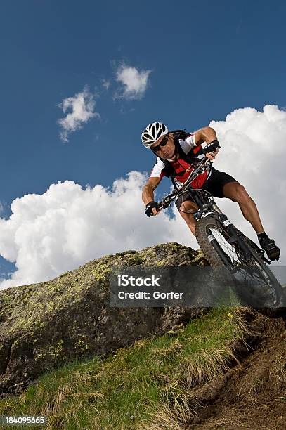 Ciclista Di Mountain Bike Downhill In Azione - Fotografie stock e altre immagini di Andare in mountain bike - Andare in mountain bike, Colorado, Adulto