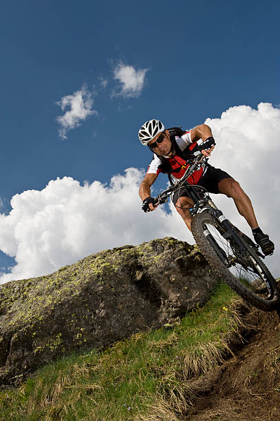 ciclista de montanha de downhill de acção - mountain biking colorado action cycling imagens e fotografias de stock