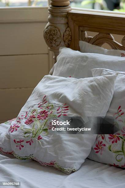 Foto de Travesseiro e mais fotos de stock de Fronha de travesseiro - Fronha de travesseiro, Antigo, Aberto