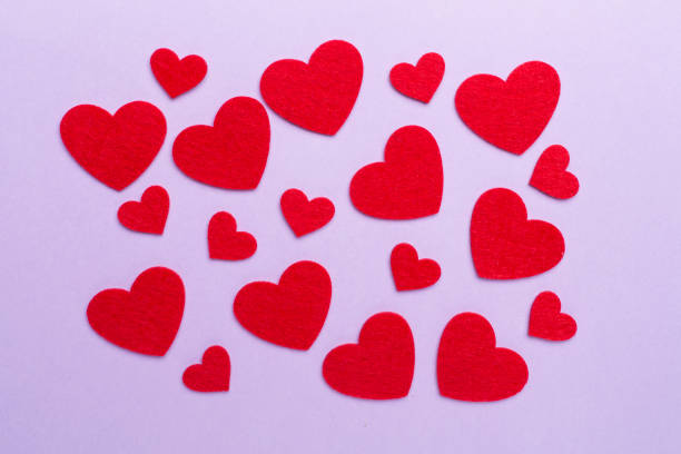 войлочные сердечки на цветном фоне, вид сверху - felt heart shape small red стоковые фото и изображения