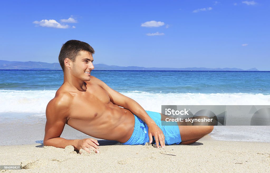 笑顔のハンサムな男性のビーチ - 男性のロイヤリティフリーストックフォト