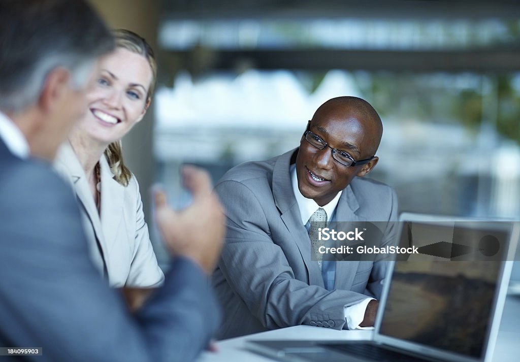 Successo di uomini d'affari discutere durante un incontro - Foto stock royalty-free di Abbigliamento formale