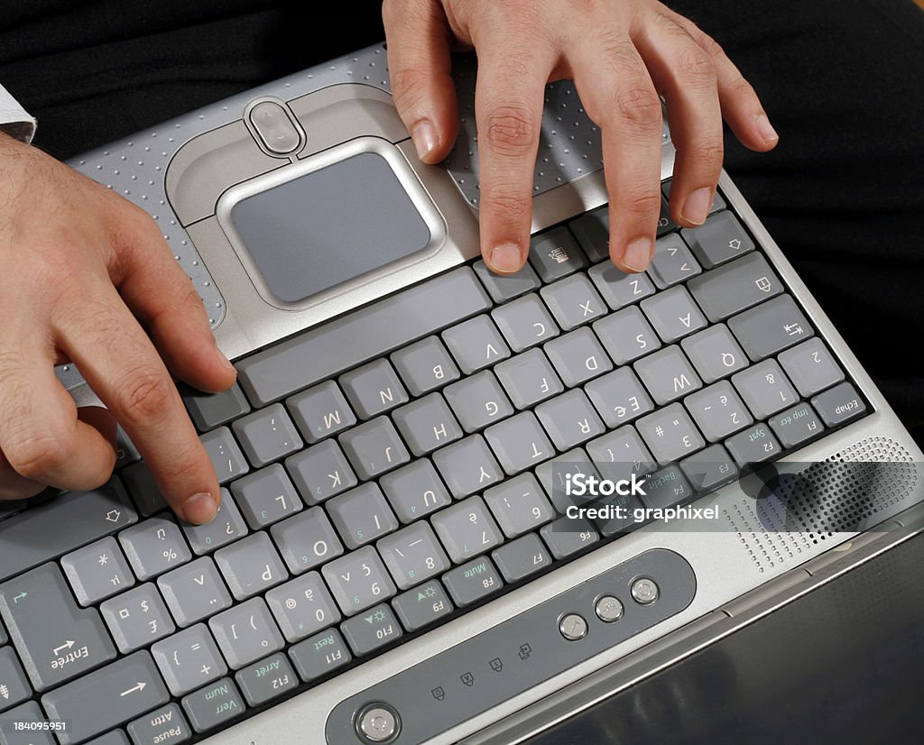 Молодой человек руки написания на ноутбуке с клавиатуры - Стоковые фото Беспроводная технология роялти-фри