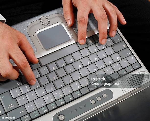 Молодой Человек Руки Написания На Ноутбуке С Клавиатуры — стоковые фотографии и другие картинки Беспроводная технология