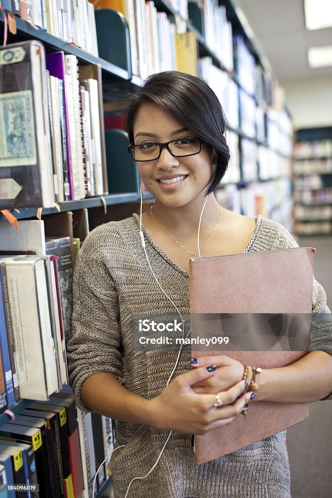 Weibliche in der Bibliothek - Lizenzfrei Akademisches Lernen Stock-Foto