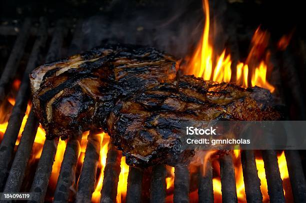 Bistec Foto de stock y más banco de imágenes de Alimento - Alimento, Asistencia sanitaria y medicina, Barbacoa - Comida