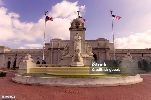 Foto de Bandeiras Norteamericanas Na Union Station e mais fotos de stock de As Américas - As Américas, Azul, Bandeira