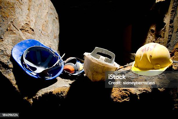 Cascos Foto de stock y más banco de imágenes de Accesorio de cabeza - Accesorio de cabeza, Adulto, Ampliación de casa