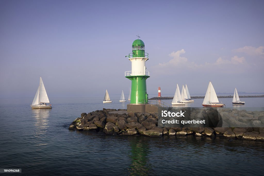 Leuchtturm mit vielen Segelboote/Warnemünde, Deutschland - Lizenzfrei Rostock Stock-Foto