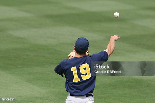 Jugador De Béisbol Foto de stock y más banco de imágenes de Jugador de béisbol - Jugador de béisbol, Adulto, Atleta - Papel social