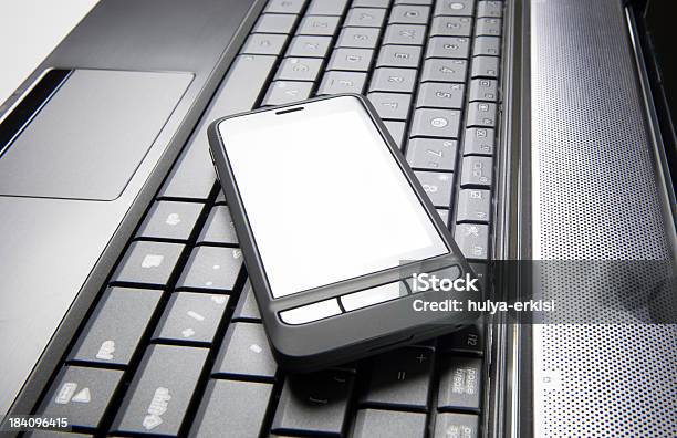 Telefonu Komórkowego I Laptopa - zdjęcia stockowe i więcej obrazów Bez ludzi - Bez ludzi, Czarny kolor, Dwa przedmioty