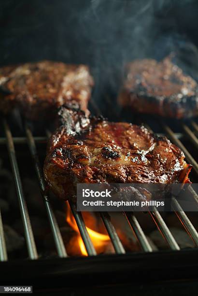 Foto de Bife De Costela Feitos Na Grelha Em Chamas Em Fundo e mais fotos de stock de Grelha de Churrasco