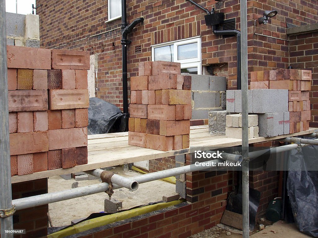 Mur de briques pour la construction sur un échafaudage - Photo de Travaux d'agrandissement libre de droits