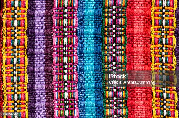 Kurzer Abschnitt Ein Mexikanisches Muster In Leuchtenden Farben Stockfoto und mehr Bilder von Textilien