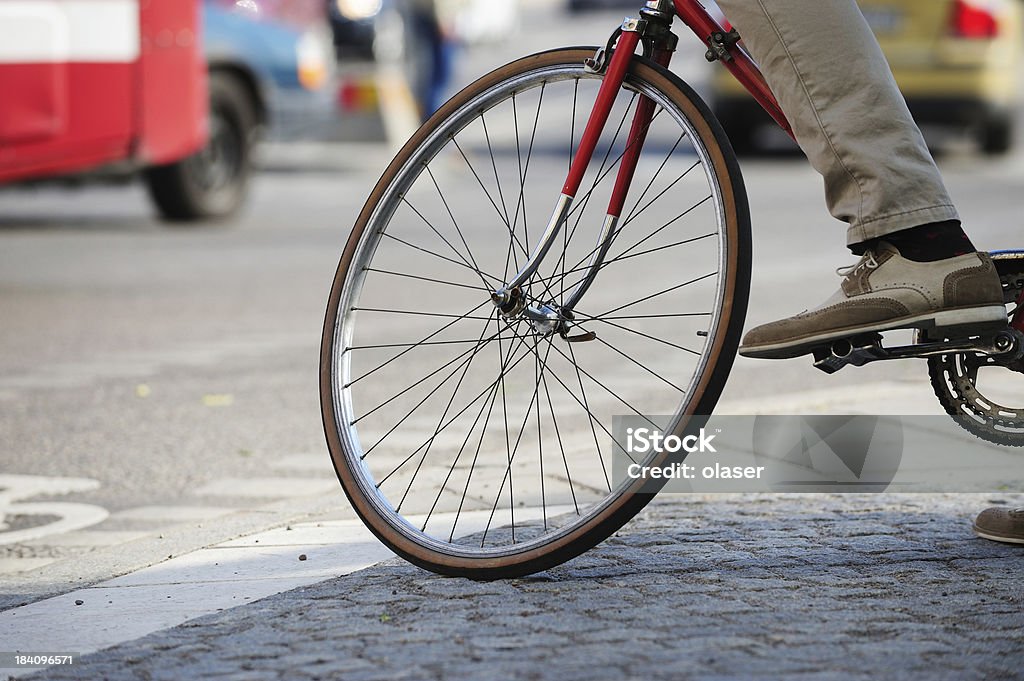 Silhueta de bicicleta em bicicleta no passeio ao lado faixa - Royalty-free Adulto Foto de stock