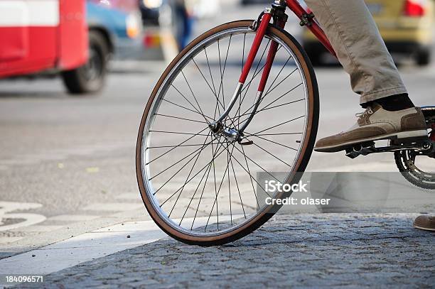 Silhueta De Bicicleta Em Bicicleta No Passeio Ao Lado Faixa - Fotografias de stock e mais imagens de Adulto