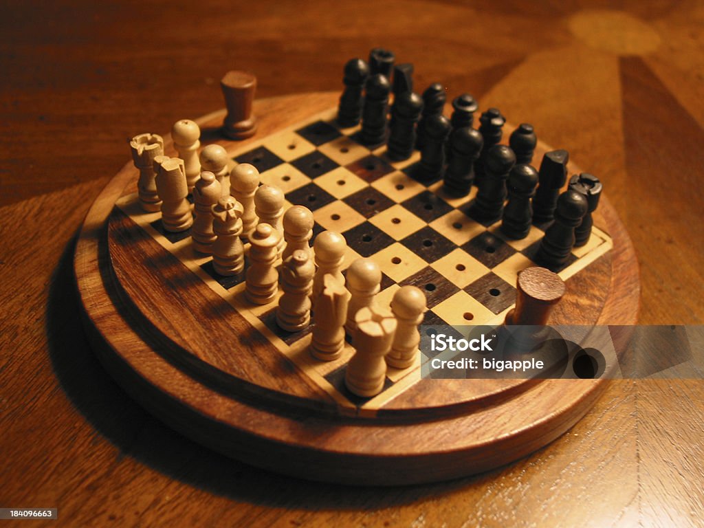 압살했다 축소회로 체스 세트를 광택이 나는 목재 - 로열티 프리 0명 스톡 사진