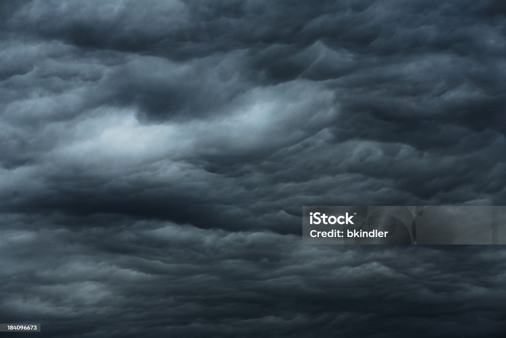 Nuvole scure - Foto stock royalty-free di Bianco e nero