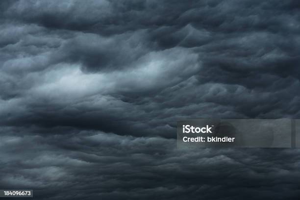 Nuvole Scure - Fotografie stock e altre immagini di Bianco e nero - Bianco e nero, Cielo minaccioso, Composizione orizzontale