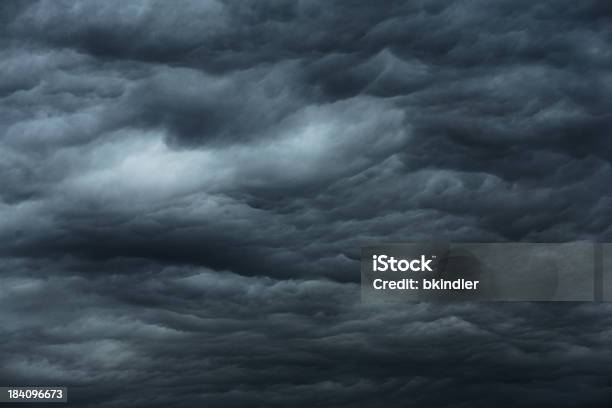 Nuvens Negras - Fotografias de stock e mais imagens de Ameaça - Ameaça, Condições Meteorológicas, Céu dramático