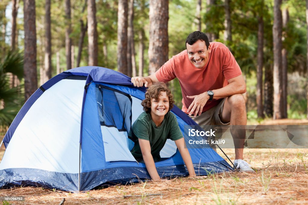 父と��息子にテントでキャンプの旅 - 2人のロイヤリティフリーストックフォト