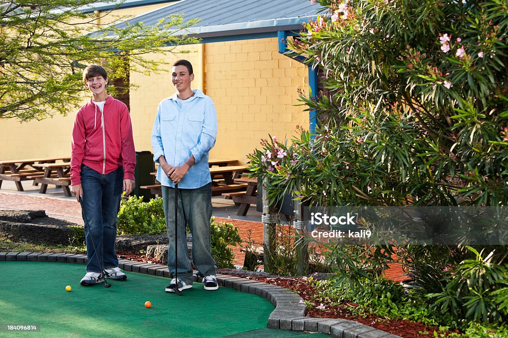 Chicos adolescentes jugando golf en miniatura - Foto de stock de Africano-americano libre de derechos