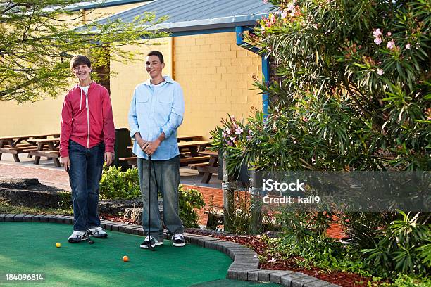 Teenage Boys Playing ミニゴルフ - アフリカ系アメリカ人のストックフォトや画像を多数ご用意 - アフリカ系アメリカ人, ゴルフ, パターゴルフ
