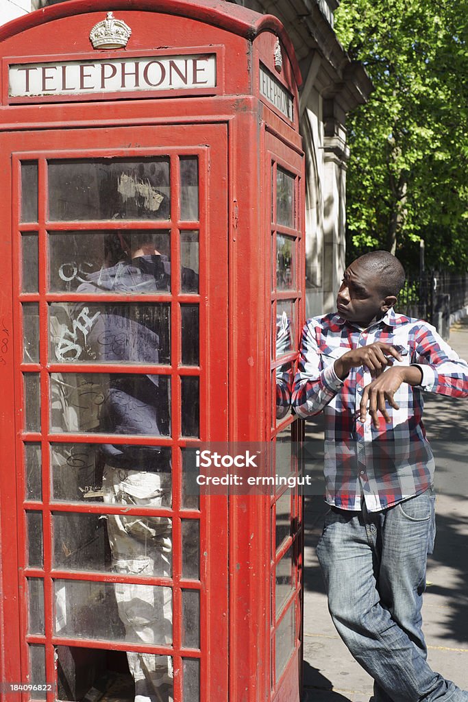 Jeune homme en attente à la cabine téléphonique - Photo de Adulte libre de droits