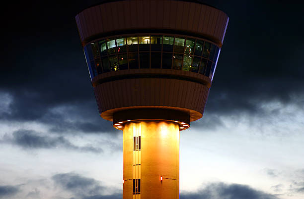 torre de control de tráfico aéreo - air traffic control tower fotografías e imágenes de stock