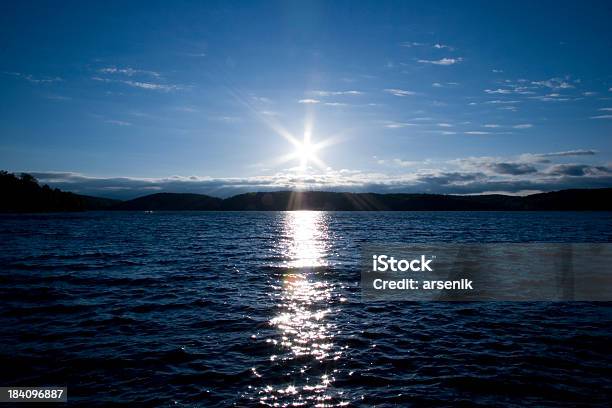 Pôr Do Sol Do Lago - Fotografias de stock e mais imagens de Anoitecer - Anoitecer, Ao Ar Livre, Azul