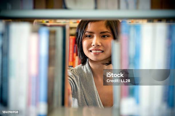 라이브러리 도서는 사이에 도서관에 대한 스톡 사진 및 기타 이미지 - 도서관, 십대 소녀, 책