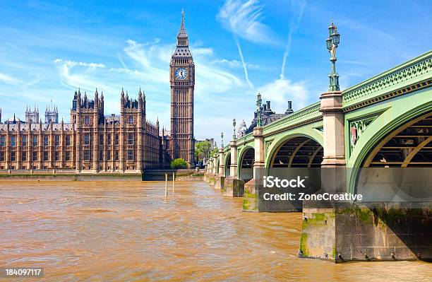 London Westminster Casas Del Parlamento Y El Puente Sobre El Río Tham Foto de stock y más banco de imágenes de Aire libre