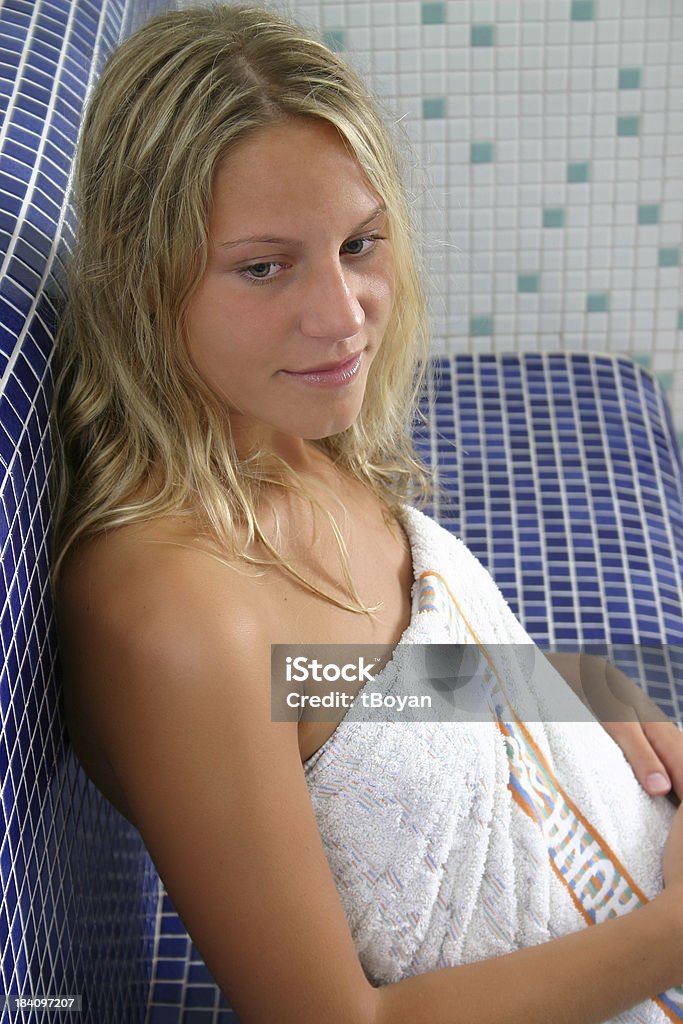 Chica en el Sauna - Foto de stock de Mujeres libre de derechos