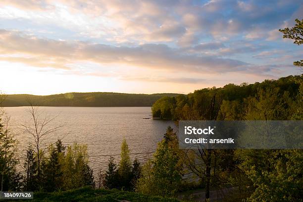 Foto de À Noite e mais fotos de stock de Azul - Azul, Beleza, Beleza natural - Natureza