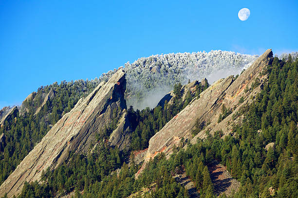 boulder, colorado flatirons - flatirons colorado boulder mountain range - fotografias e filmes do acervo