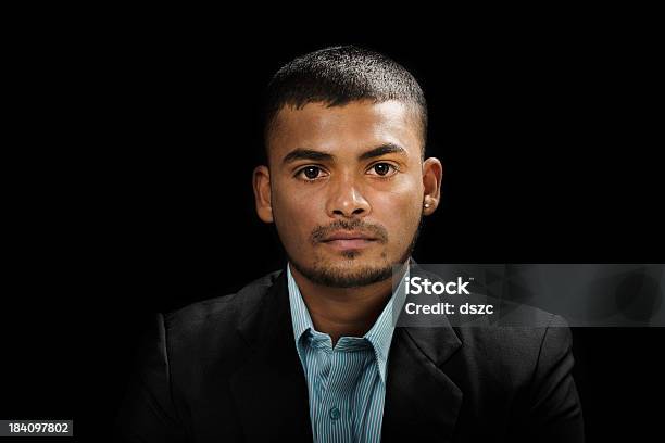 Retrato De Sucesso Jovem Homem Indiano - Fotografias de stock e mais imagens de Fundo Preto - Fundo Preto, Retrato, Homens