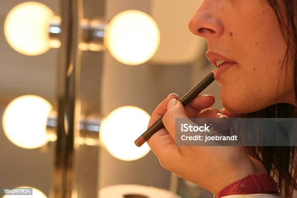 Actriz Aplica De Maquillaje Entre Bastidores Foto de stock y más banco de imágenes de Teatro - Teatro, Vestuario - Entre bastidores, Actor - iStock Actriz Aplica De Maquillaje Entre Bastidores Foto de stock y más banco de imágenes de Teatro - Teatro, Vestuario - Entre bastidores, Actor - iStock