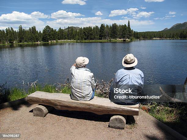 Pareja De Ancianos En Un Largo Y Saludable De Jubilación Foto de stock y más banco de imágenes de Actividades recreativas