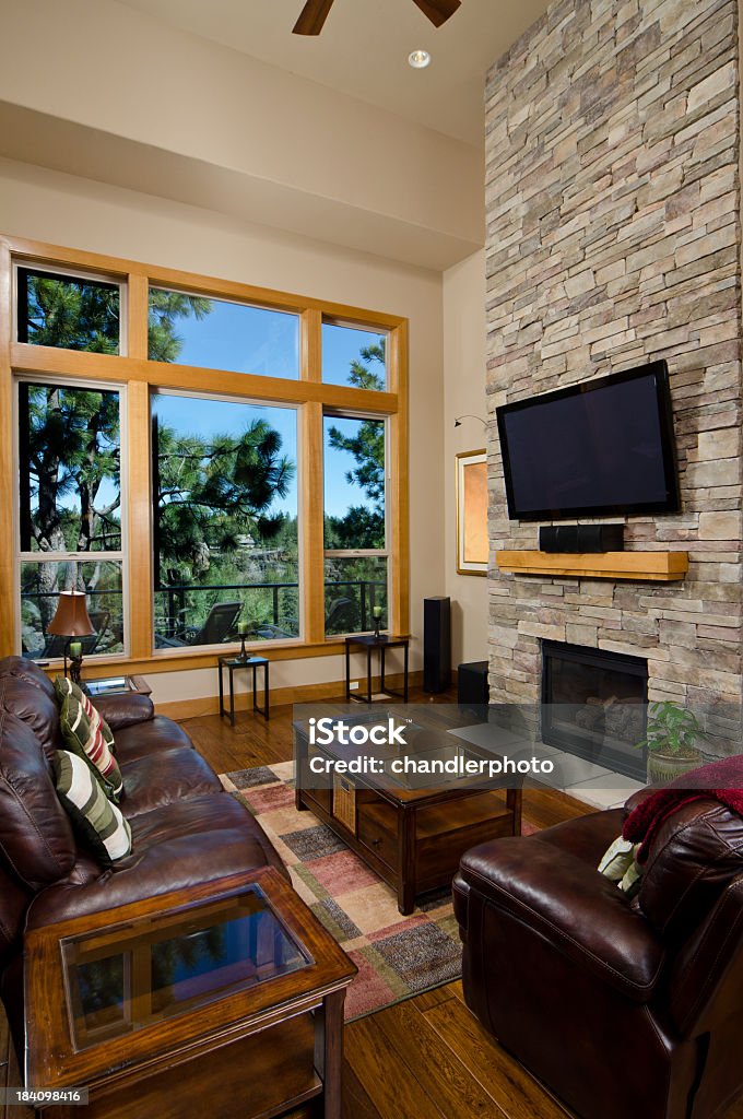 Moderna sala de estar con chimenea de piedra - Foto de stock de Alfombrilla libre de derechos