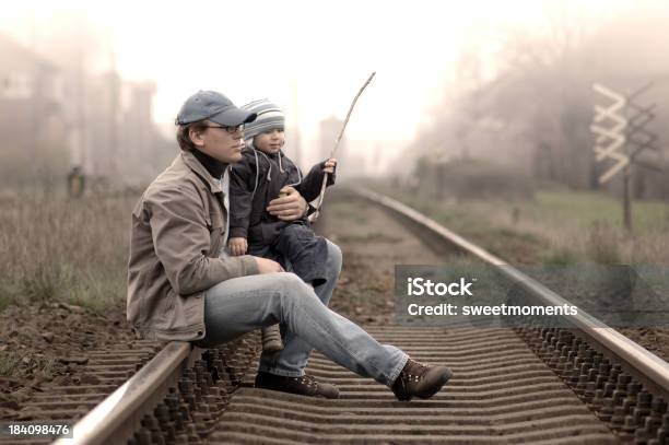 Stazione Ferroviaria - Fotografie stock e altre immagini di Aspettare - Aspettare, Stazione, Uomini