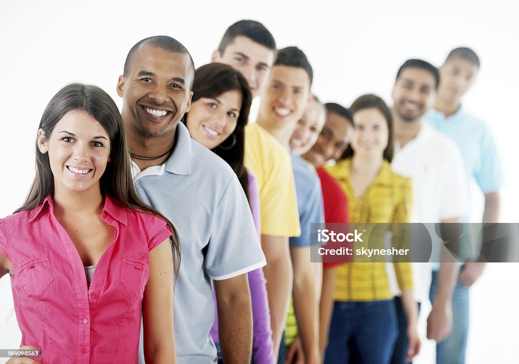 Grupo de jóvenes de pie en una fila. - Foto de stock de Adulto libre de derechos