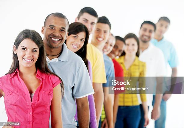 Grupo De Jóvenes De Pie En Una Fila Foto de stock y más banco de imágenes de Adulto - Adulto, Adulto joven, Africano-americano