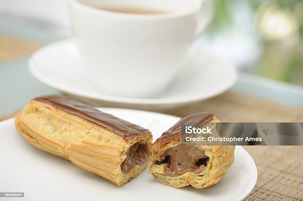 Éclair al cioccolato pausa - Foto stock royalty-free di Éclair - Brioches francesi