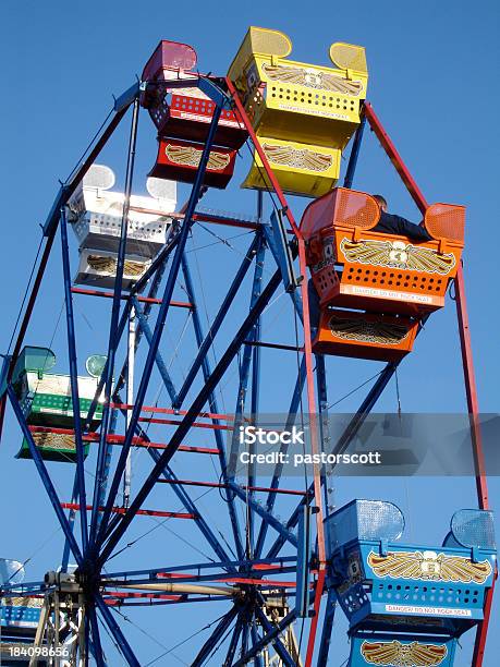 Estar Com Pai No Aluguer De Carros - Fotografias de stock e mais imagens de Parque de Diversões - Edifício de Entretenimento - Parque de Diversões - Edifício de Entretenimento, Vertical, Amor