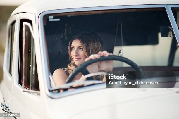 Photo libre de droit de Belle Jeune Femme Conduire Une Voiture Ancienne banque d'images et plus d'images libres de droit de A la mode - A la mode, Adulte, Beauté